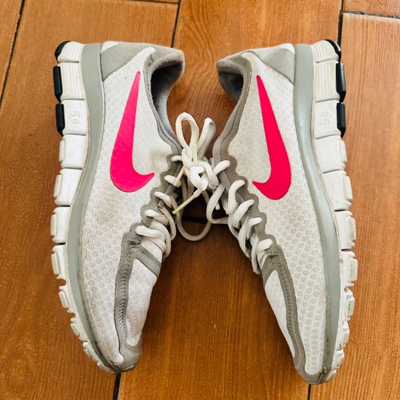 Nike Free 5.0 Women's, Size 6, Ohio State Buckeye, Gray and Pink - Picture 2 of 11